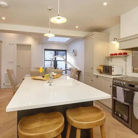 Modern 3 Bed Beautiful House In *