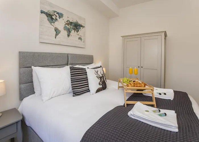 Modern 3 Bed Beautiful House In *