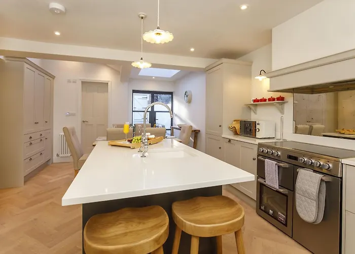 Modern 3 Bed Beautiful House In *