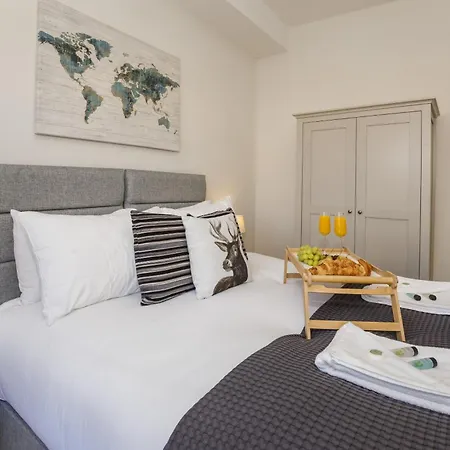 Modern 3 Bed Beautiful House In *