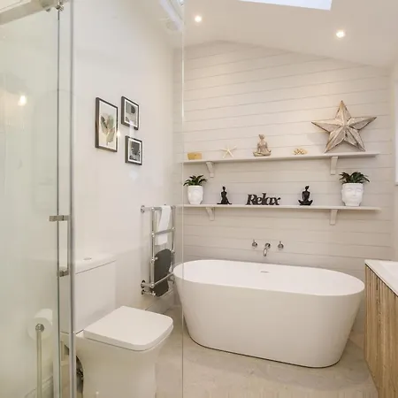 Modern 3 Bed Beautiful House In *